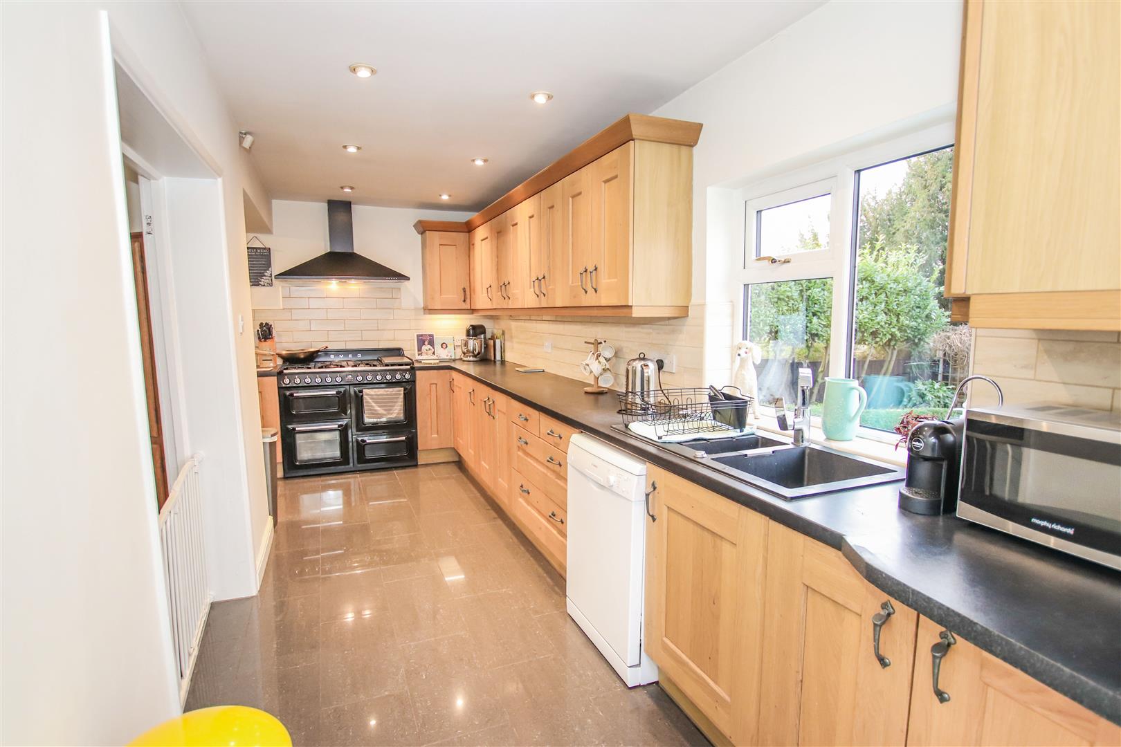 FITTED KITCHEN